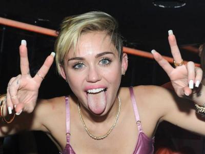 Ini yang Dilakukan Miley Cyrus Agar Tidak Menjadi Penyanyi Bodoh!